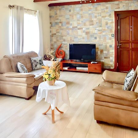 Spacious House In Flic En Flac With Shared Pool Εξωτερικό φωτογραφία
