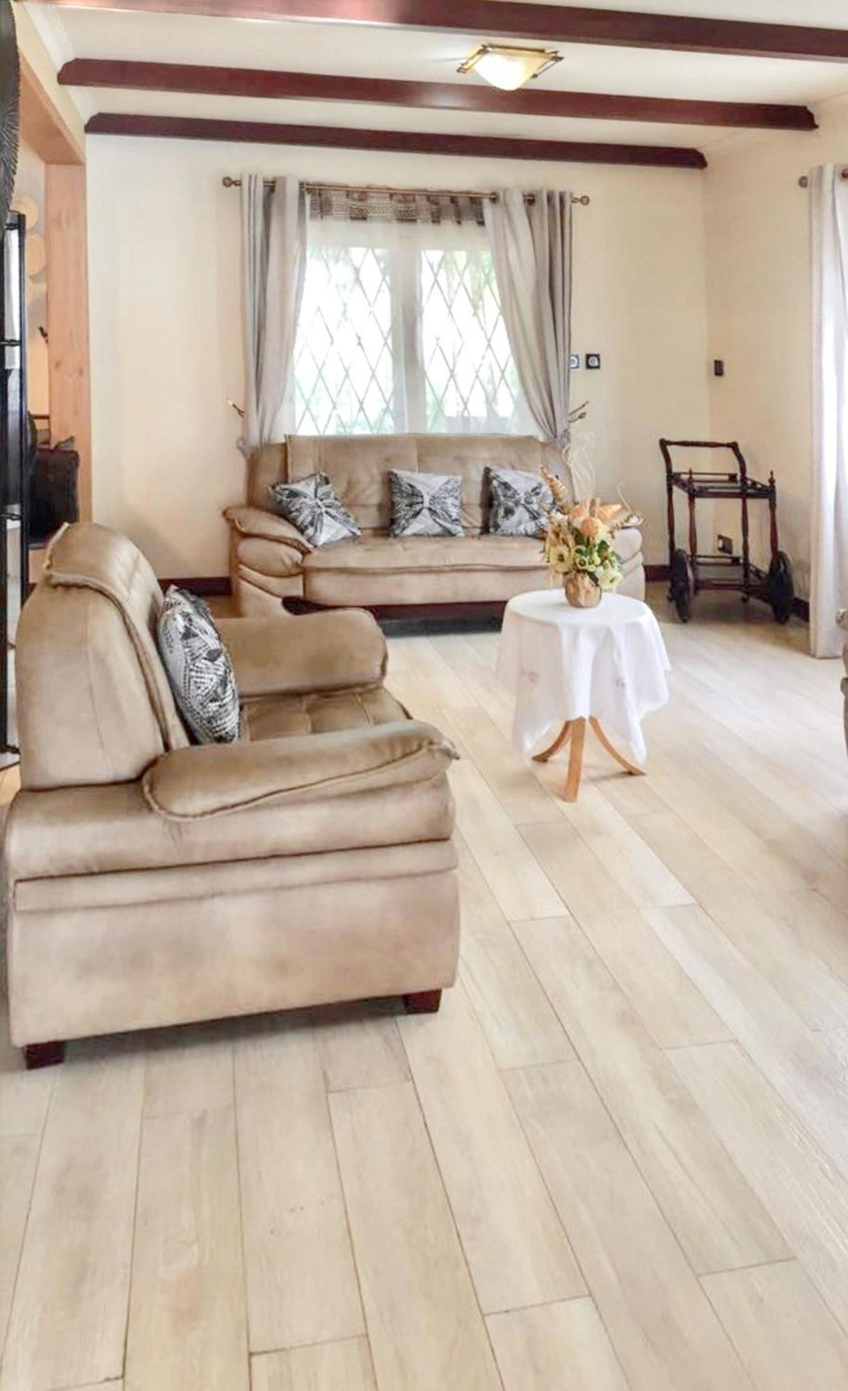Spacious House In Flic En Flac With Shared Pool Εξωτερικό φωτογραφία